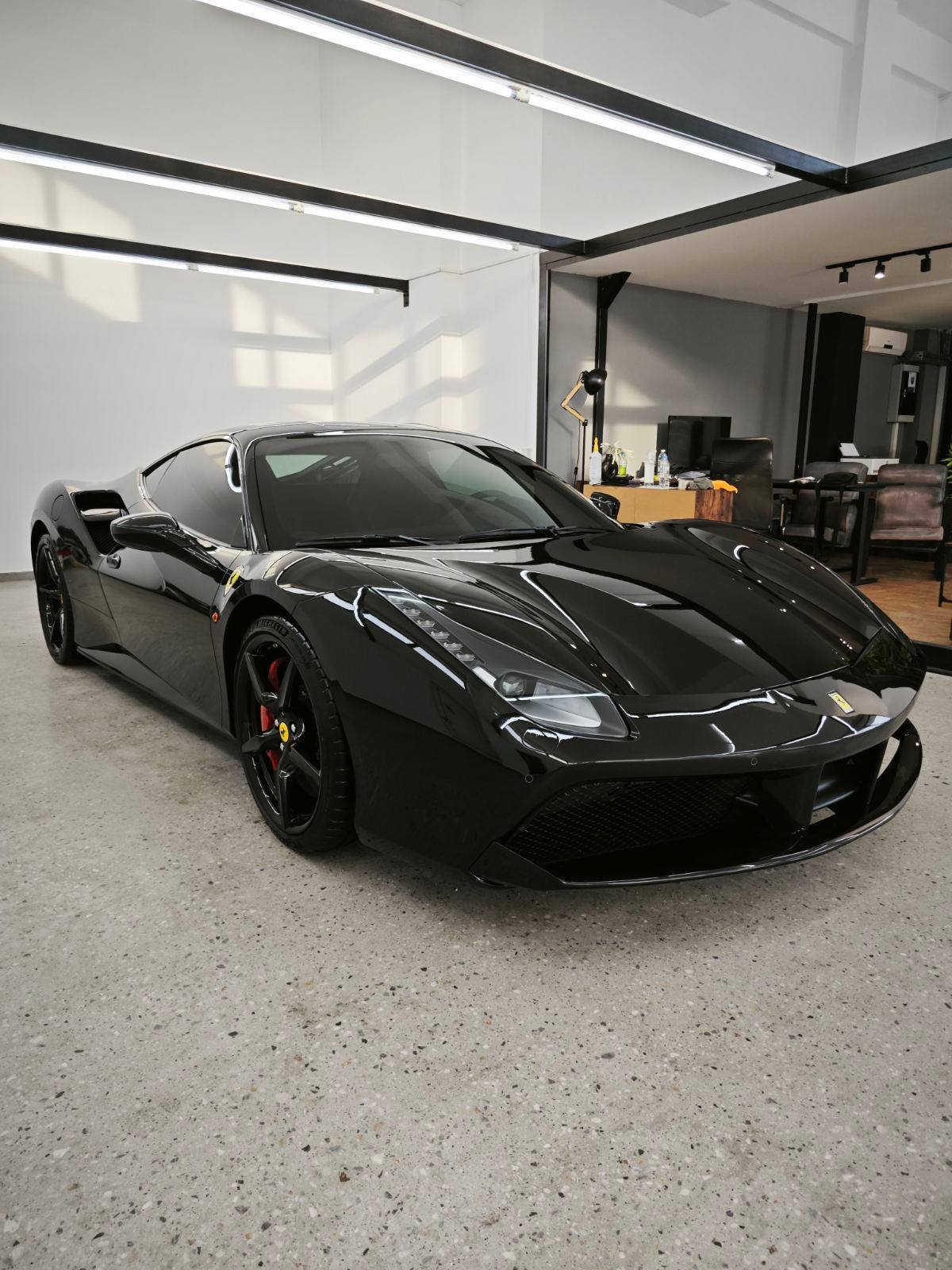 Ferrari στο στούντιο Platinum Detailing