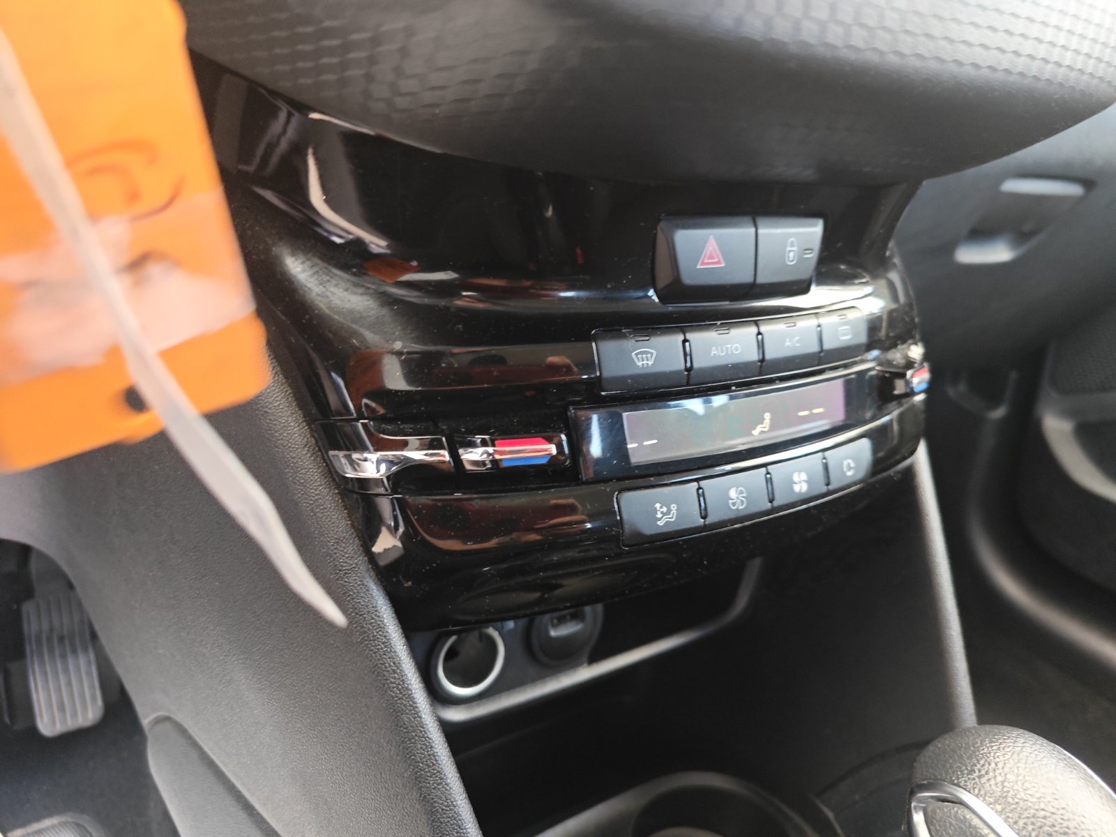 PEUGEOT 208 1.2 TURBO