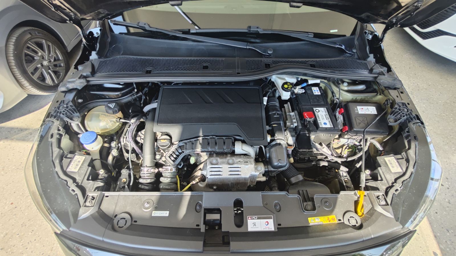 PEUGEOT 208